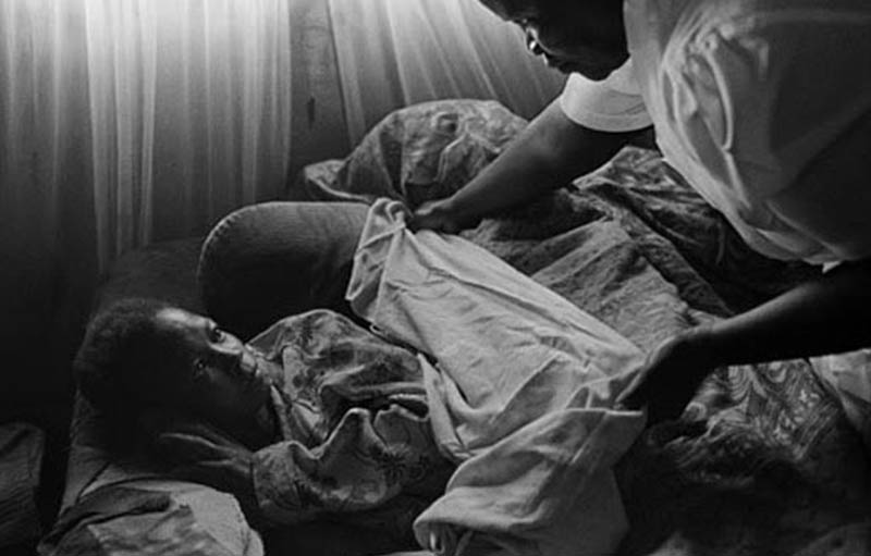 2-مراقبت پرستاری از یک بیمار ایدز. 2000، آفریقای جنوبی، جیمز نچوی