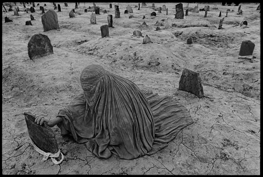 4-سوگواری زنی بر گور برادرش که توسط راکت ظالبان کشته شده. 1996، افغانستان، جیمز نچوی