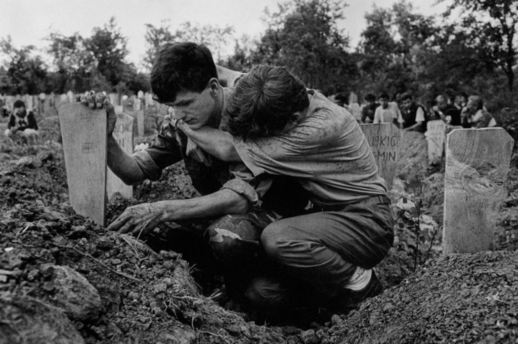 6-سوگواری بر گور سربازی که توسط صرب ها کشته و در زمین فوتبال دفن شده. 1993، بوسنی، جیمز نچوی