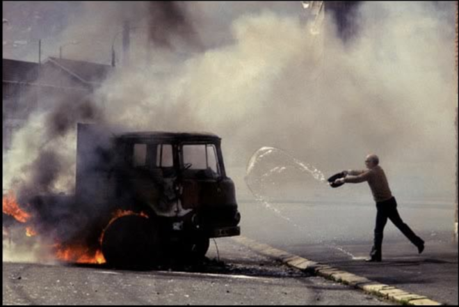 7-کامیونی که توسط معترضان در زمان اعتصاب غذای بابی ساندز آتش زده شد. 1981، ایرلند شمالی، جیمز نچوی