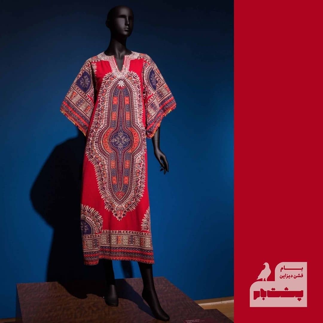 استایل هیپی هیپی‌ها اغلب از رنگ‌های درخشان در پوششان استفاده می‌کردنند که نمایشی از زندگی کولی‌وار یا غیر شهری به‌ نظر می‌رسید.