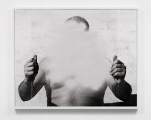 مارک مکنایت، عکاسی مستقر در شهر لس‌آنجلس است که در آثار خود توجه ویژه‌ای به طبیعت و بدن انسان دارد. او در عکس‌های اخیرش سعی کرده بدن انسان را وارد پهنه طبیعت کند و حتی طبیعت را در عناصر تصویری آن بیابد.